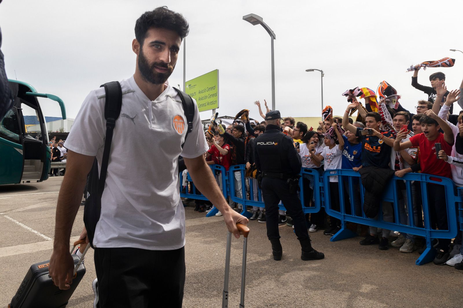 Apoteósica salida del Valencia CF a Sevilla