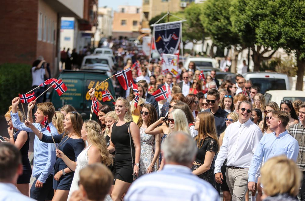 Los residentes visten trajes regionales y participan masivamente en un pasacalle y los parlamentos para conmemorar la festividad