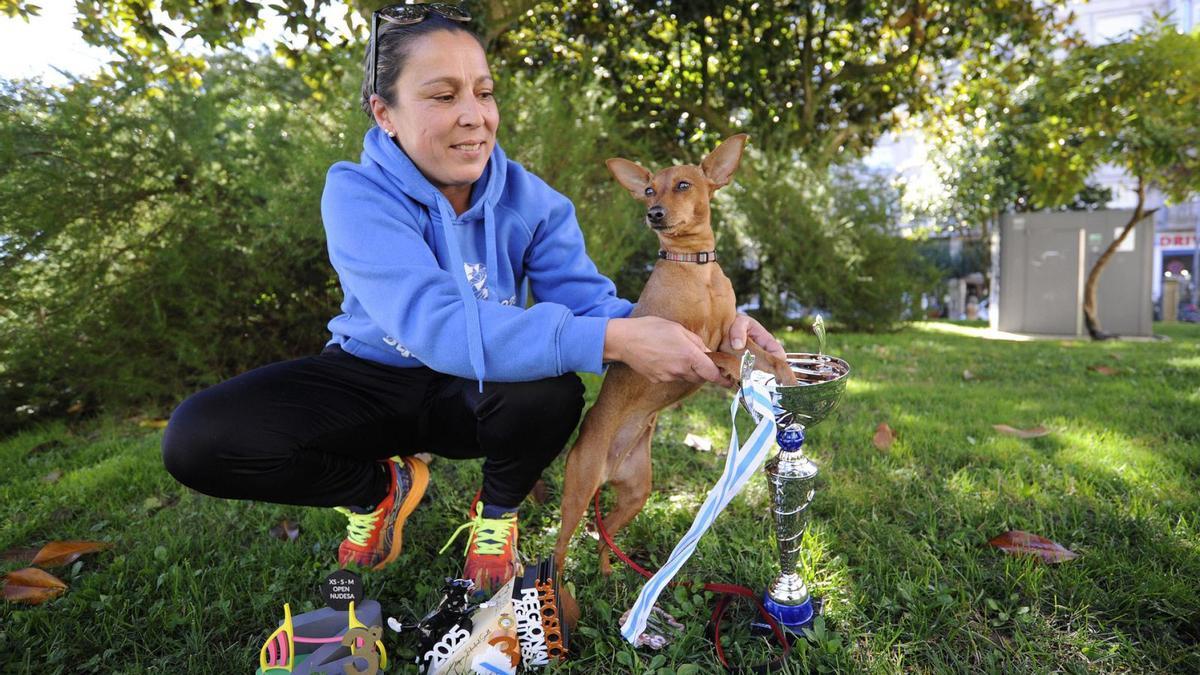 Nala y Ana Masaguer posan con algunos de sus trofeos en los jardines de A Estrada.