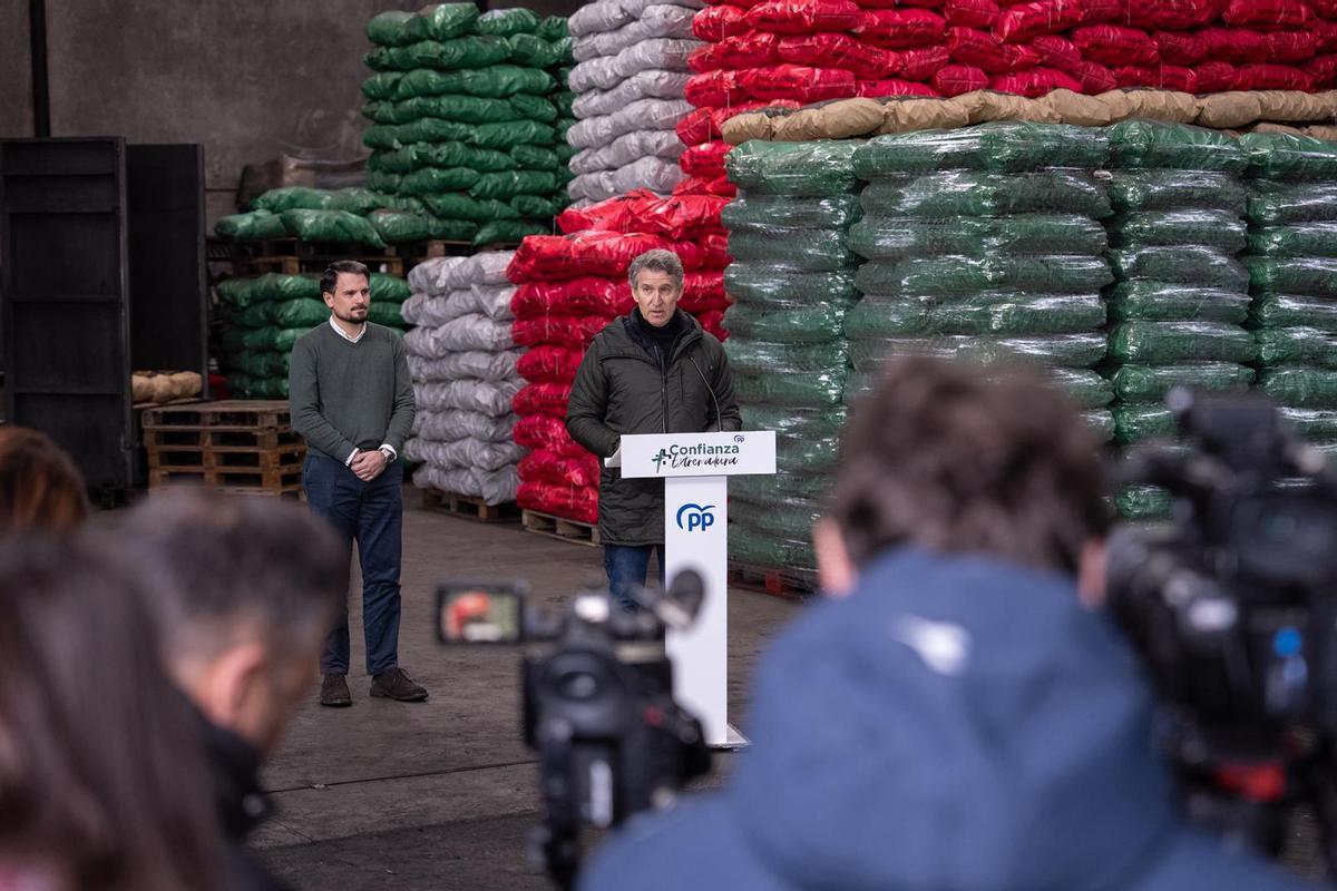 El líder del PP, Alberto Núñez Feijóo, durante su comparecencia en la empresa Carbones y Leñas Los Torres, en Zahínos.