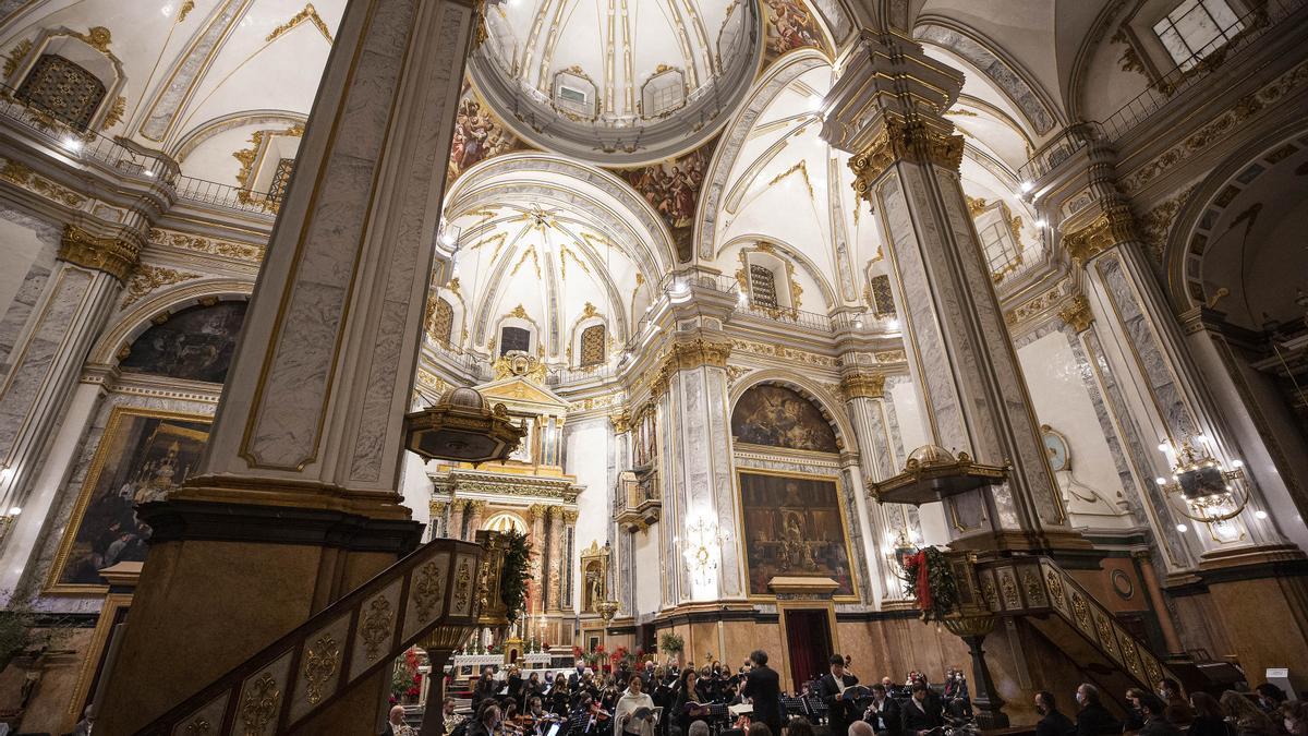 La belleza de iglesia arciprestal convive con las pinturas de arte urbano y los vestigios del pasado medieval.
