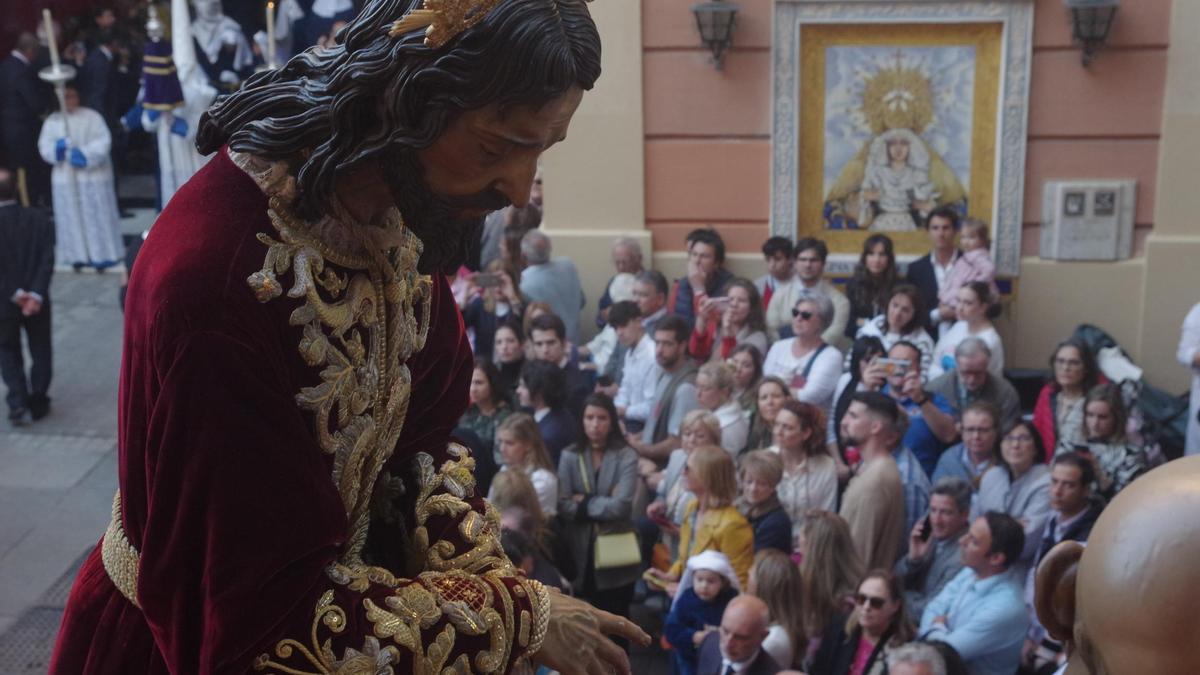 El Señor de la Puente tras su salida desde la casa hermandad.