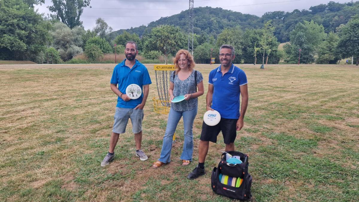 La edil Lorena Villar, con Fernando López (izquierda) y Raúl López, de Disc Golf Oviedo.