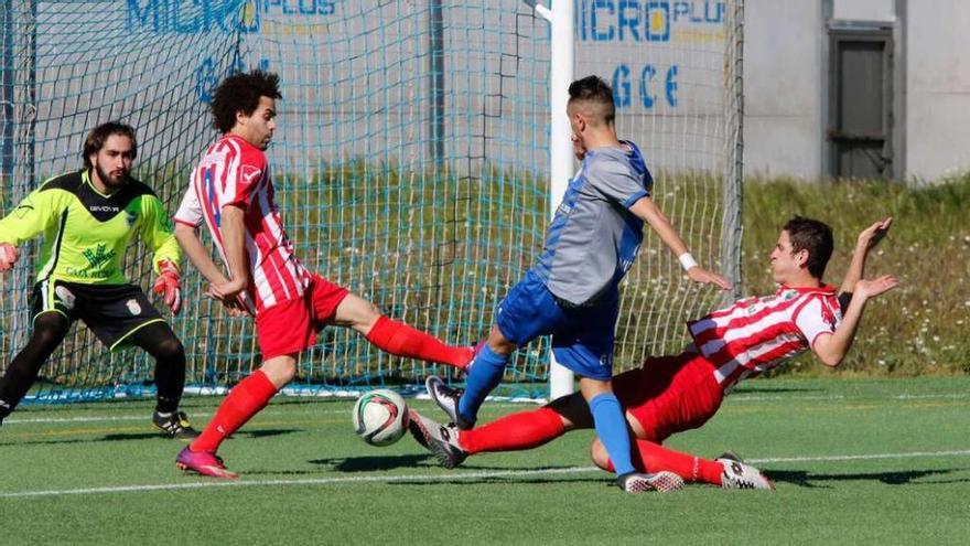 Garban intenta rematar ante dos defensas del Atlético Tordesillas.