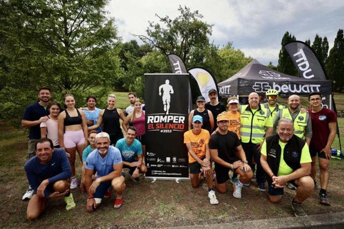 El bombero Jaime Domínguez, agachado el segundo por la izquierda, junto a algunos de los corredores y voluntarios que les acompañaron en la maraton por el Parque de Invierno.