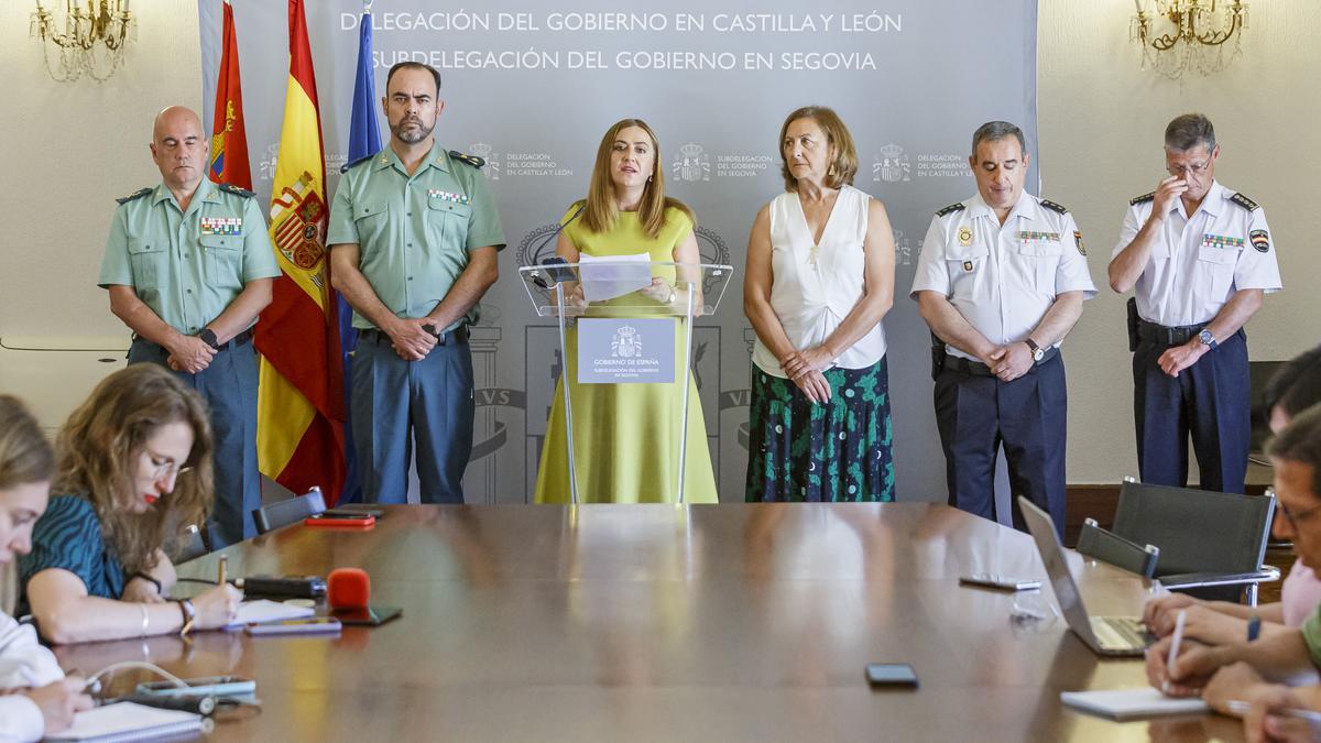 La delegada del Gobierno en Castilla y León, Virginia Barcones, presenta una operación conjunta desarrollada en la provincia de Segovia por Guardia Civil y el Cuerpo Nacional de Policía contra una banda de menores, acompañada por el general jefe de la XII Zona de la Guardia Civil, Luis del Castillo, y el jefe autonómico de Operaciones de la Policía Nacional, Jesús del Amo