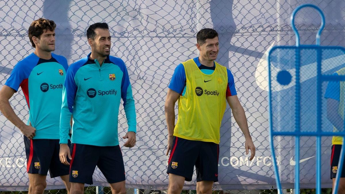 Marcos, Busquets y Lewandowski, en el entrenamiento del Barça.