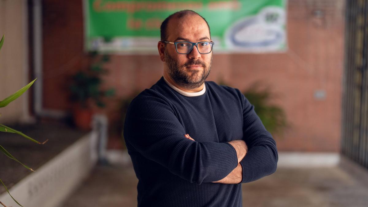 Rubén García, presidente de la Federació d’Associacions Veïnals de Badalona, frente a la sede de la entidad