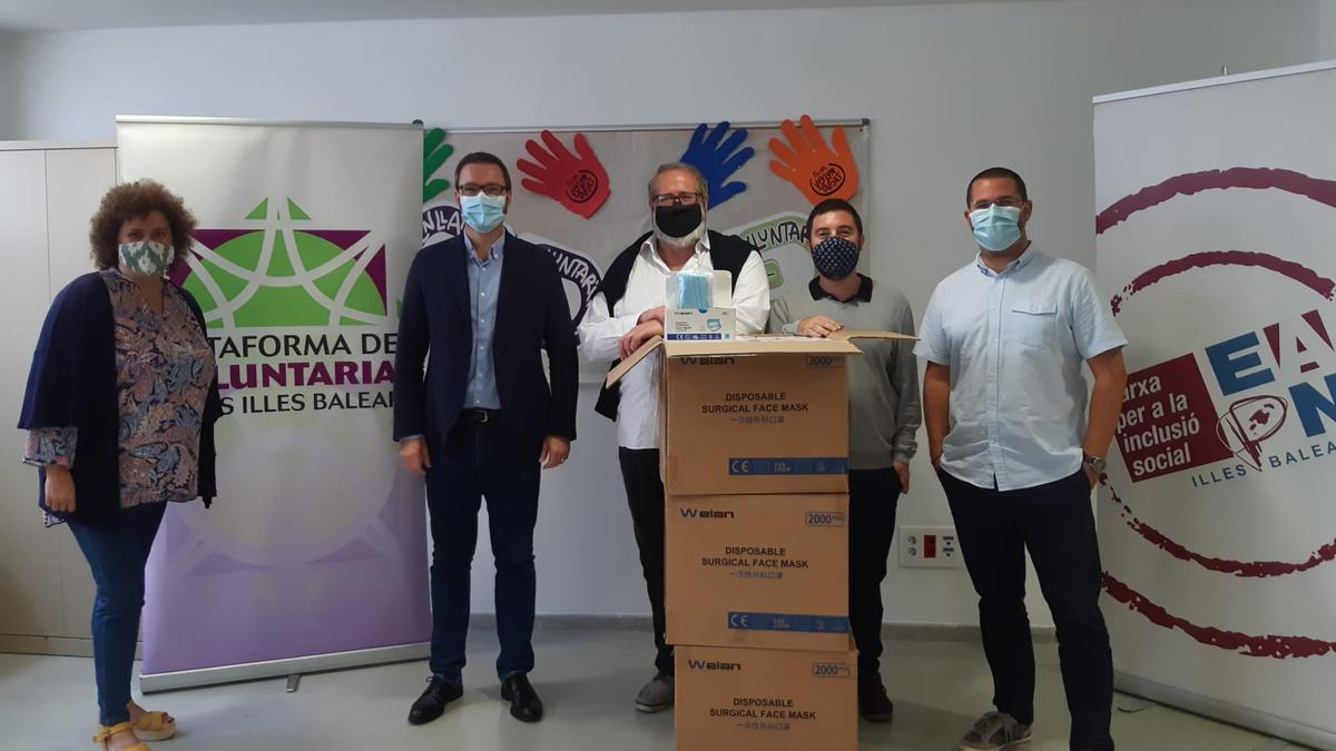 Entrega de las primeras cajas de mascarillas a EAPN y Plavib.