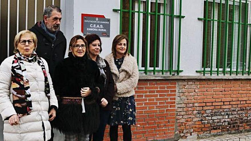 Mayte Martín Pozo junto a Juan Dúo, Maribel Escribano y personal de Servicios Sociales a las puertas de la nueva sede del Ceas.