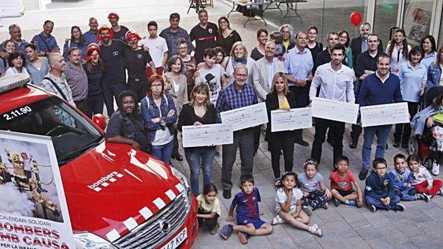 Foto de família de l&#039;entrega dels xecs del calendari solidari.