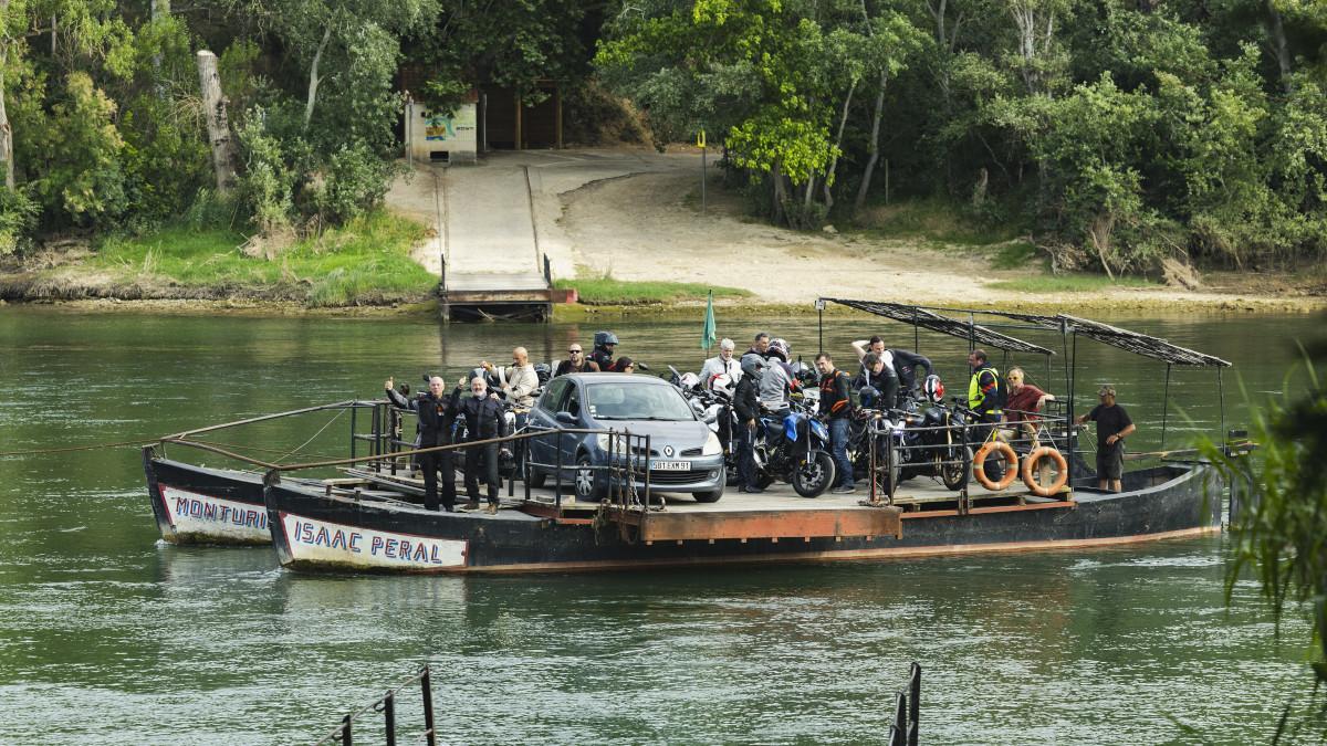 Cruzando el Ebro en barca junto a la Honda CB750 Hornet