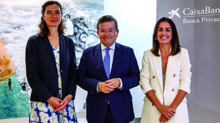 Juan Ramón Fuertes, director territorial de CaixaBank en Canarias, junto a Mercedes Basso y Mercedes Ballester. | | E.D.