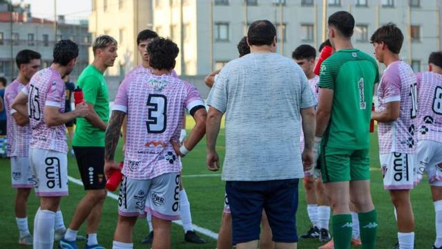 Iván Carril da instrucciones a sus hombres durante el encuentro. | FIRMA