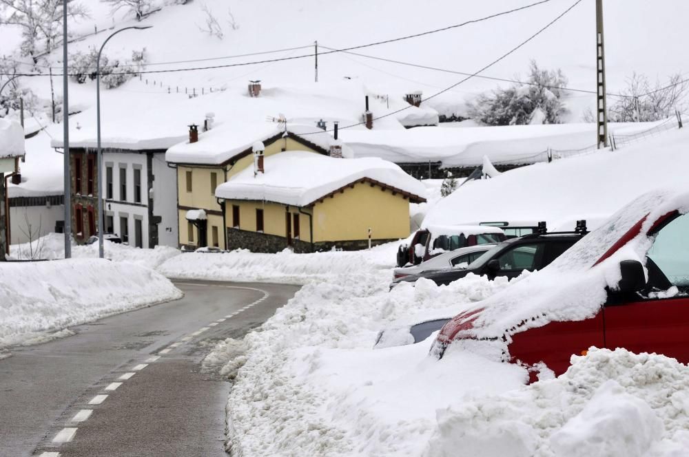 Temporal de nieve, este martes, en el puerto de Pajares