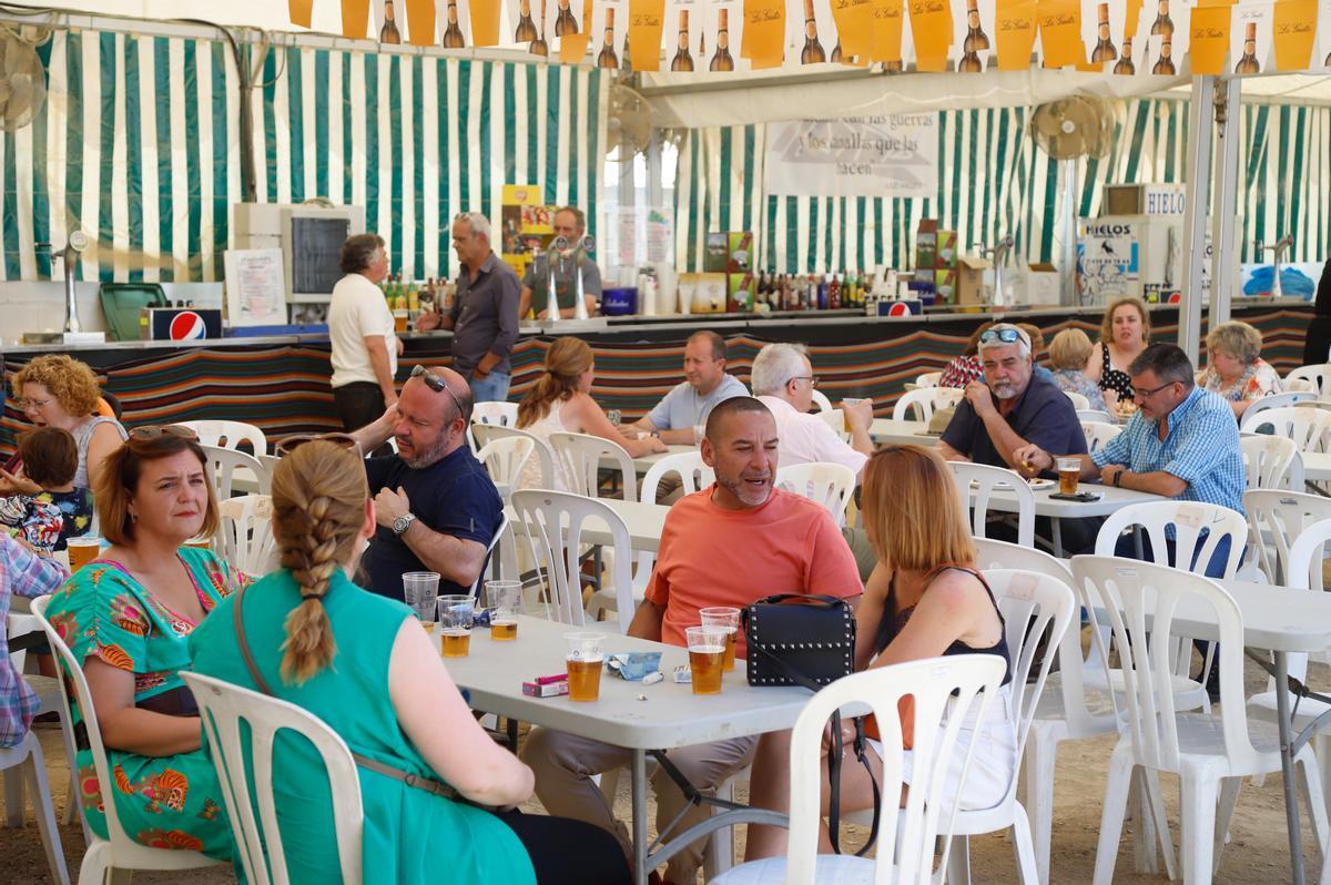 Gente consumiento en una caseta de la Feria de Córdoba.