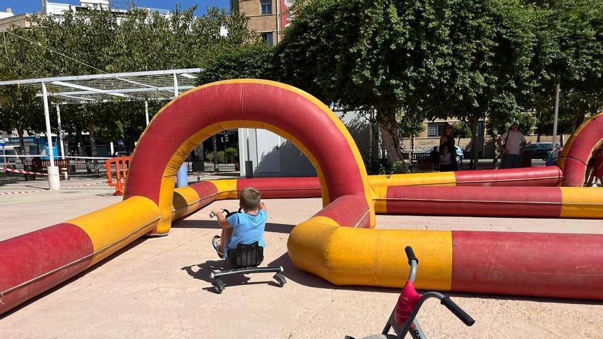 Un futbolín humano y atracciones a lo 'Wipe Out' en la gran zona infantil del Jardín Chino durante la Feria de Murcia