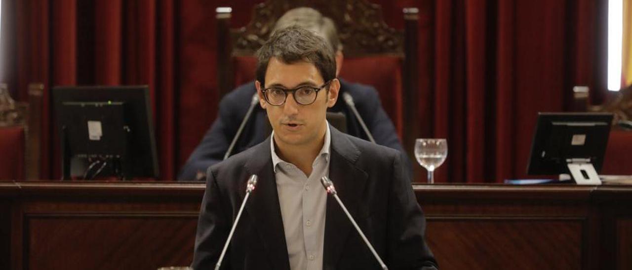 Iago Negueruela, hoy en el Parlament.