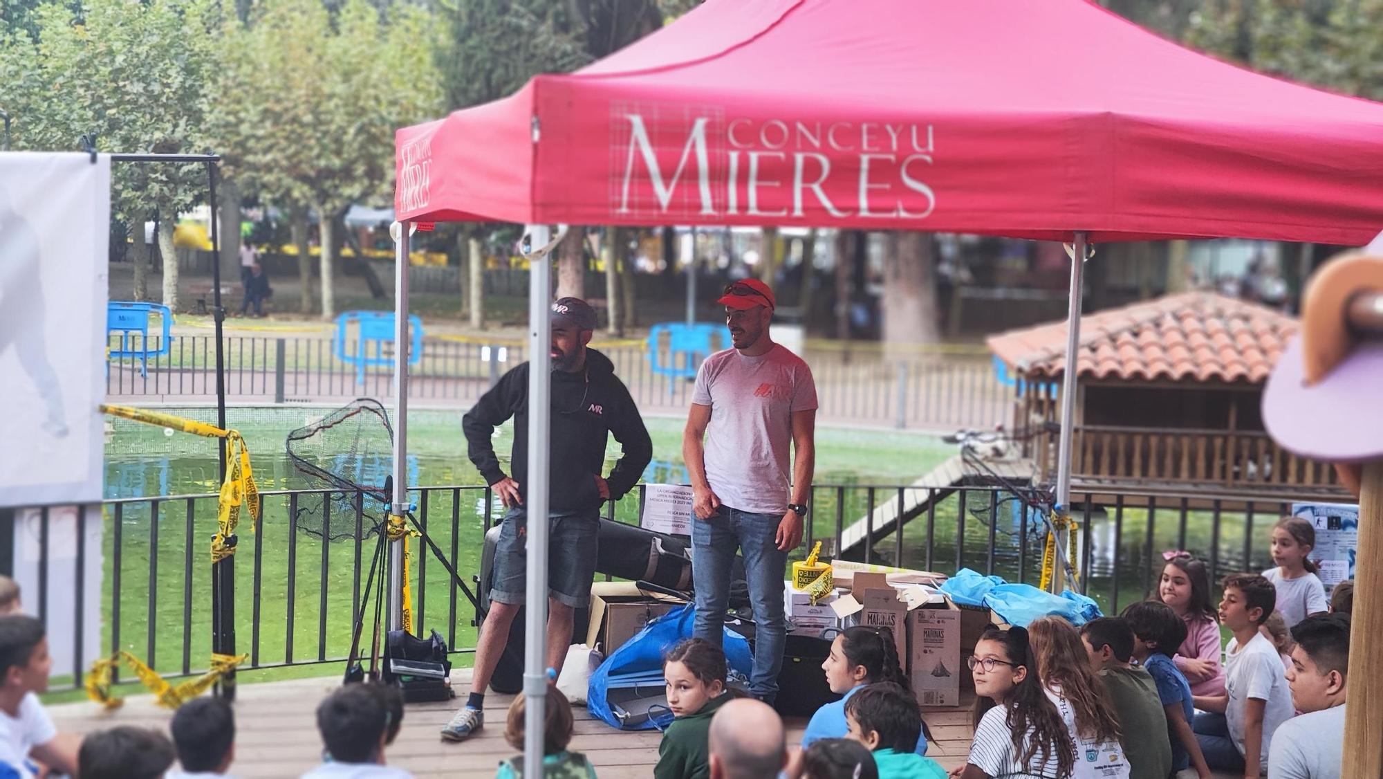 La jornada de pesca infantil en Mieres, en imágenes.