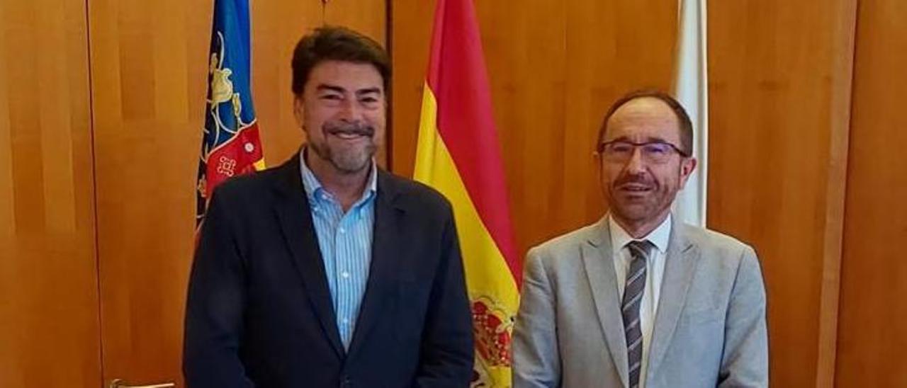 El alcalde de Alicante, Luis Barcala, y el director de Casa Mediterráneo, Andrés Perelló, en la reunión en el Ayuntamiento