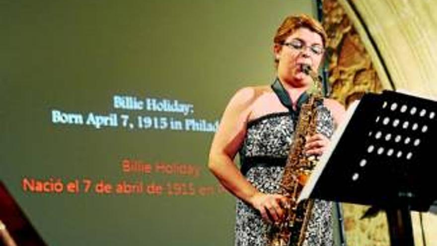 Irene Fernández abre el telón con su saxofón