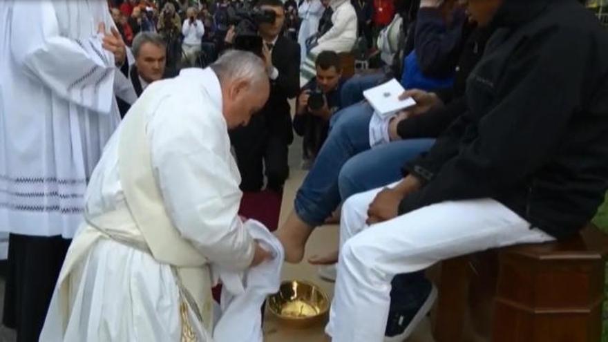 El papa cumple la tradición del lavapies durante la misa de la cena del señor