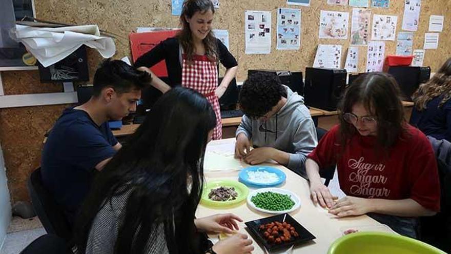 Los alumnos del Antoni Maura, en el taller de &#039;panades&#039;.