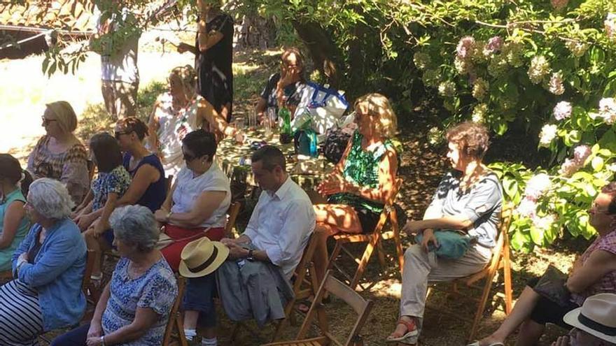 Público asistente a uno de los actos celebrados en el jardín de El Colegio de San Román de Candamo.