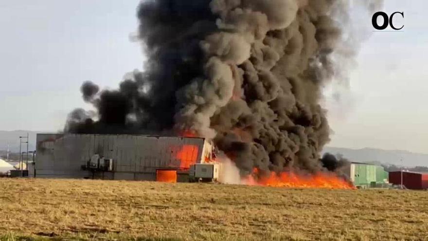 Un incendio calcina una nave industrial de reciclaje de plásticos y papel en Narón