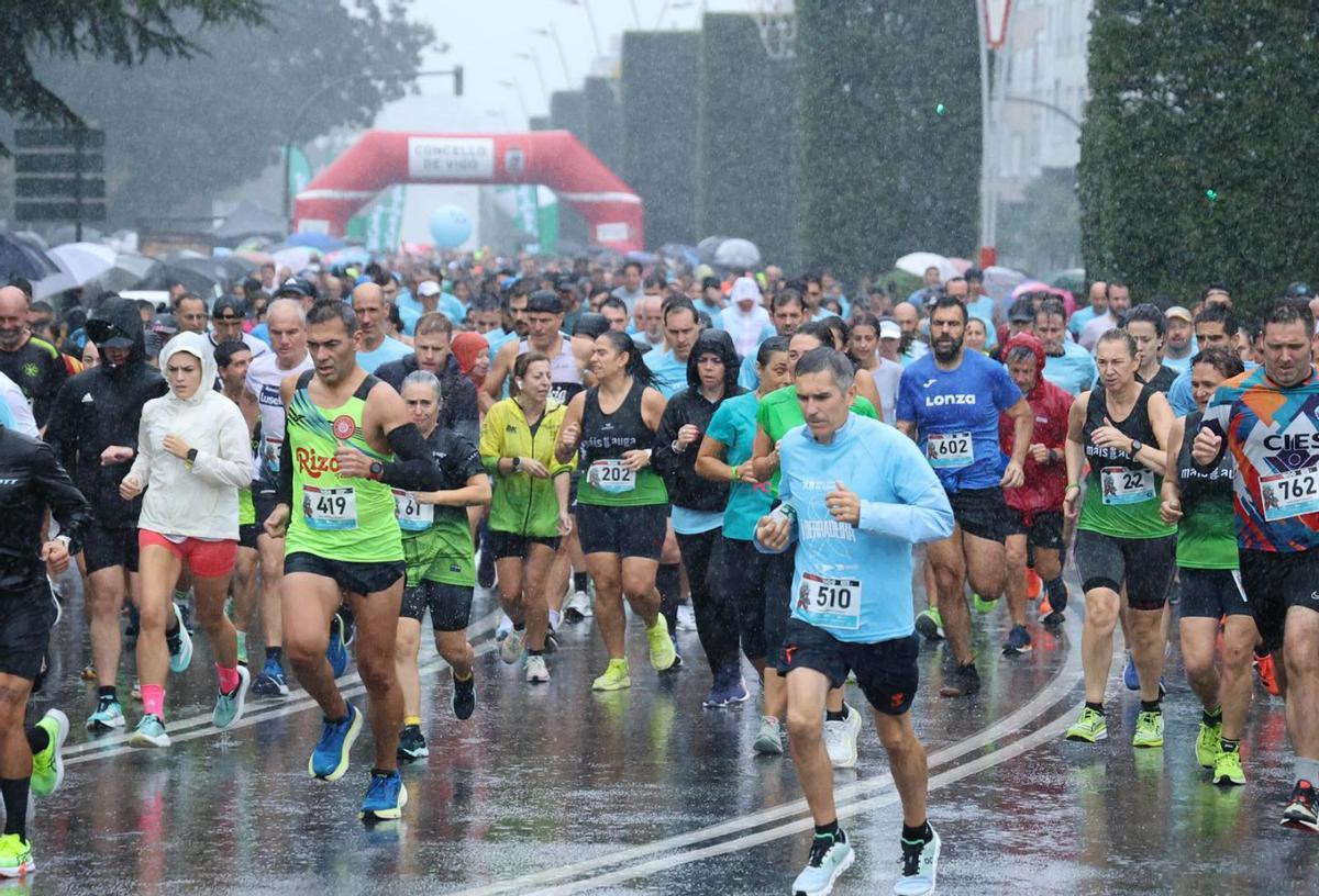 Los atletas, poco después
de la salida. | Alba Villar