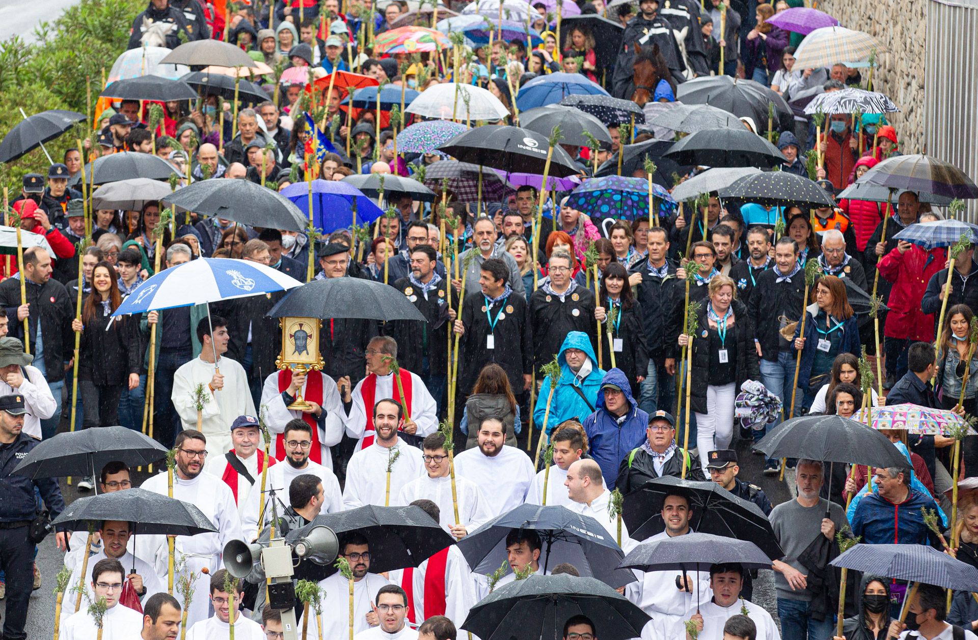 La lluvia no puede con la tradición