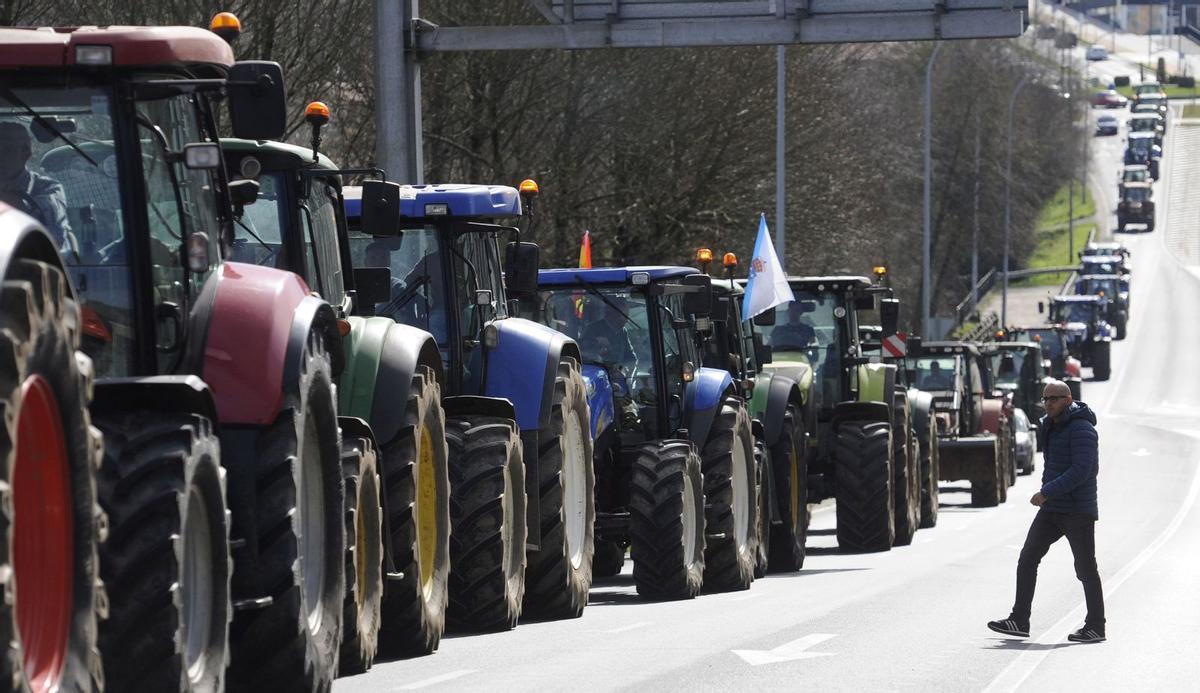 La comitiva de tractores pasó por la Avenida Xosé Cuiña, la principal arteria de acceso al casco urbano de Lalín.