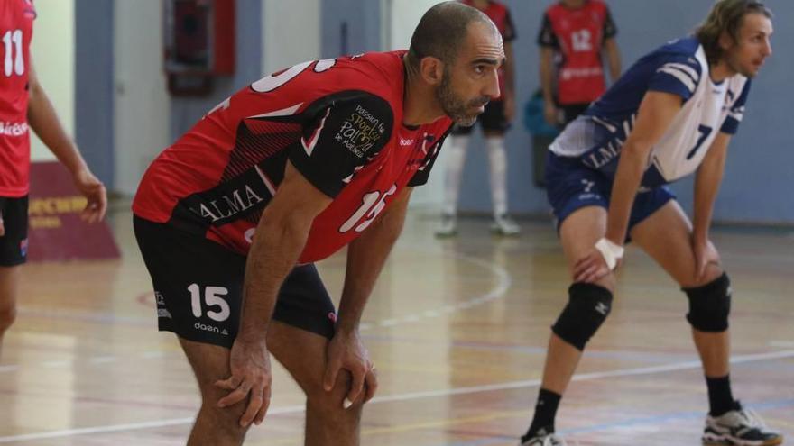 El técnico Marcos Dreyer jugó con el Can Ventura ante la ausencia de sus internacionales.