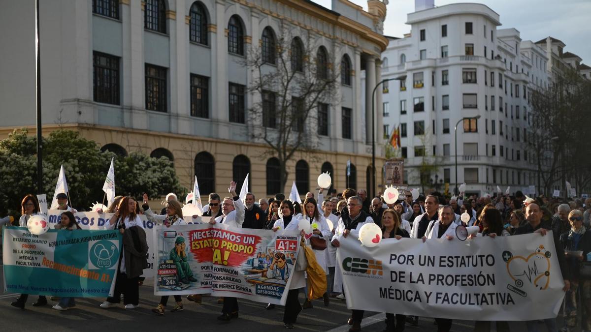 Manifestación en Zaragoza para cerrar la tercera huelga médica en Aragón.
