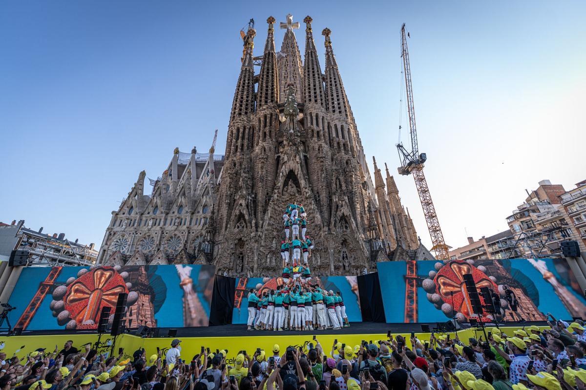 Presentación oficial de los equipos del Tour de Francia en Barcelona, con actuaciones y espectáculos. Los ciclistas iniciaron el recorrido en el Recinte Modernista de Sant Pau y avanzaron por la avenida Gaudí hasta el escenario principal, situado frente a la fachada de la Sagrada Familia, donde fueron presentados ante el público. Cestellers de Barcelona cierran el espectaculo con un 4 de 9. A 2 de julio de 2026. AUTOR: MANU MITRU | EPC.