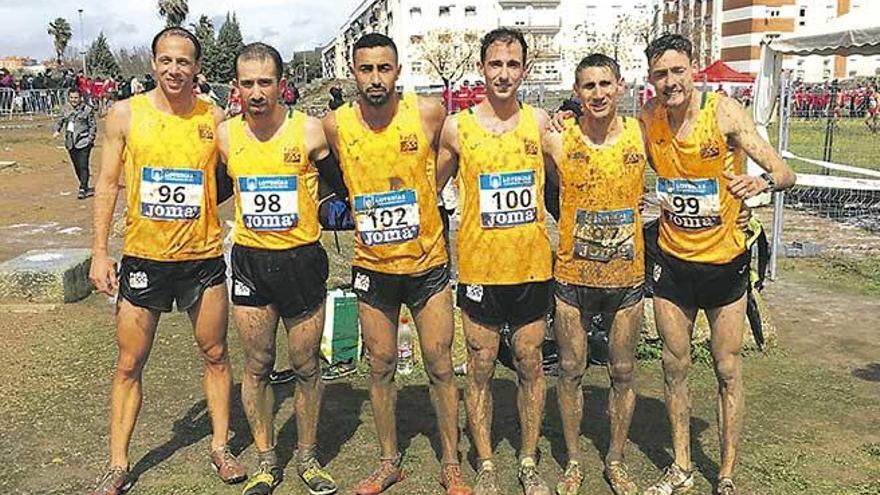 El equipo senior masculino posa tras terminar su participación en el cross de Mérida.