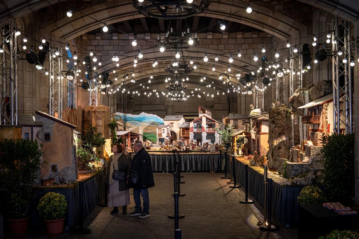 Barcelona estrena un belén tradicional más grande que nunca en la plaza Sant Jaume