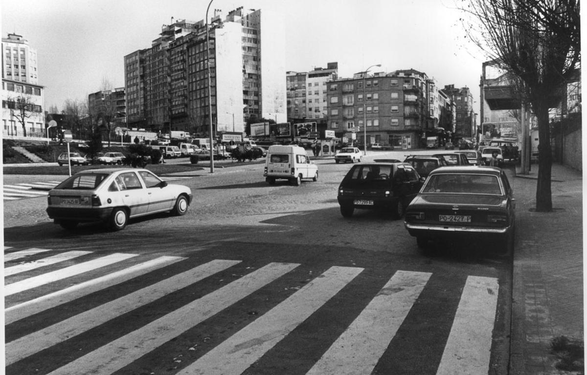 Cruce de las calles Aragón y Jenaro de la Fuente en marzo de 1990, con la gasolinera. Cruce de las calles Aragón y Jenaro de la Fuente en marzo de 1990, con la gasolinera.