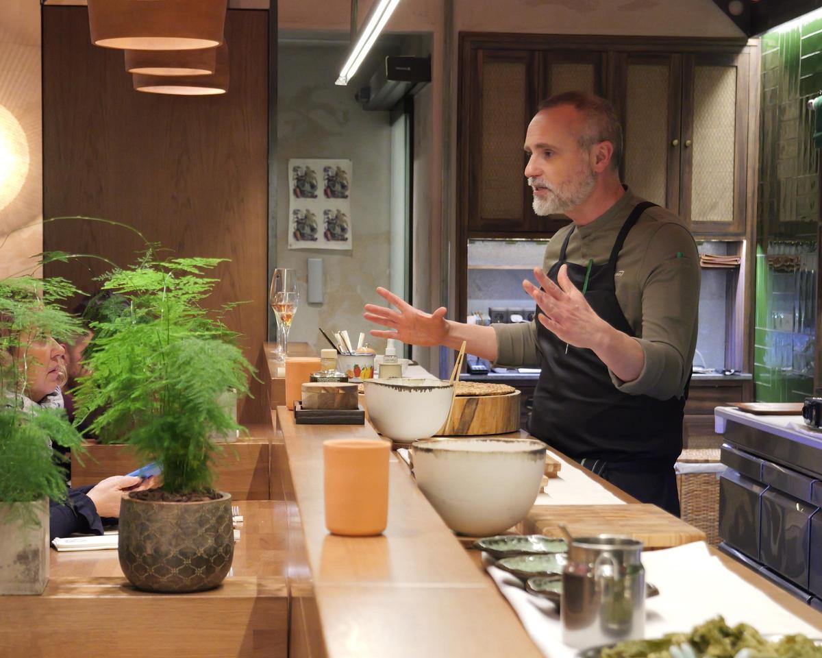 El chef Rodrigo de la Calle, en su restaurante, El invernadero de Madrid.