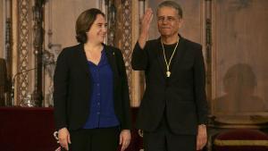 Ada Colau y Joaquim Maria Puyal, con la Medalla de Oro al Mérito Deportivo, este lunes, en el Ayuntamiento de Barcelona.