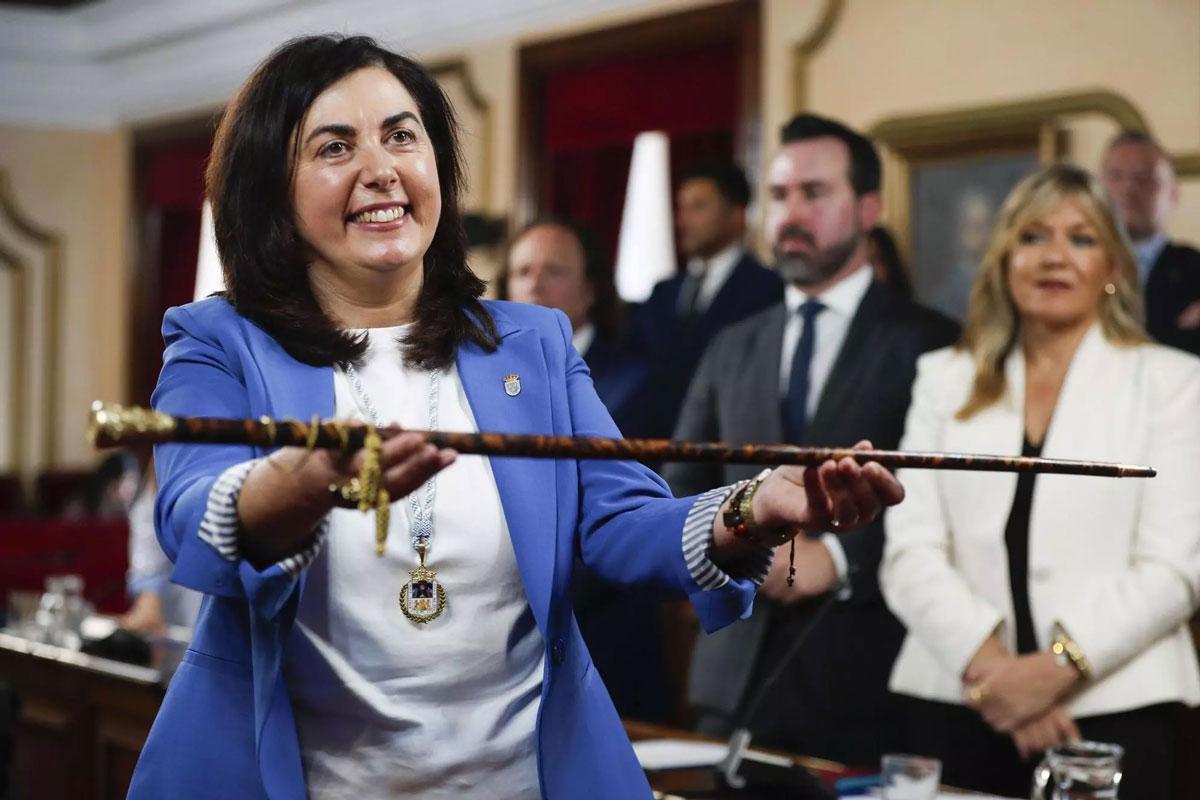 Candia, con el bastón de mando.
