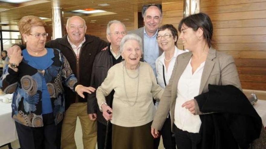 Rosina Villaverde (centro) en el restaurante Acebo con, entre otros, Tania García (derecha), Miró Serén (al fondo) y el socialista homenajeado el año pasado, Seso Giráldez (tercero por la izquierda).  // Noé Parga