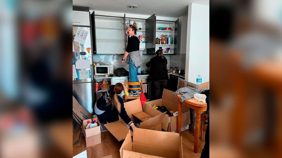 Tres madres ayudan en la mudanza, el sábado pasado.