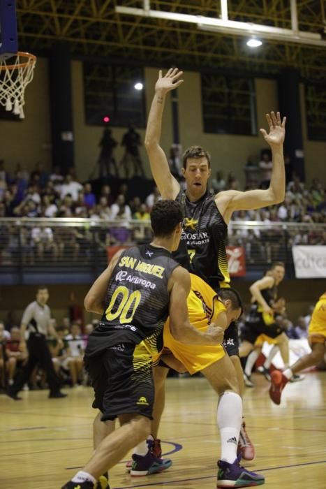 03/09/2016.Partido de baloncesto amistoso entre el Iberostar Tenerife y el Herbalife Gran Canaria..Pabellón Tenerife Top Training