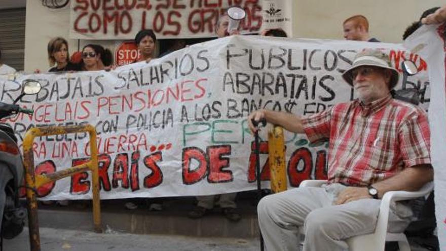 Las imágenes de ciudadanos unidos para evitar los desahucios se han convertido en habituales en esta crisis.