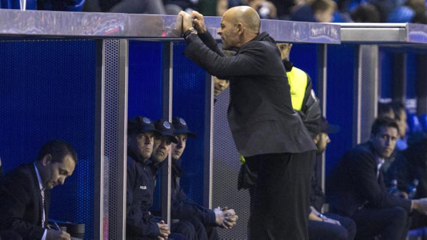 Paco Jeméz, en el banquillo visitante de Mendizorroza