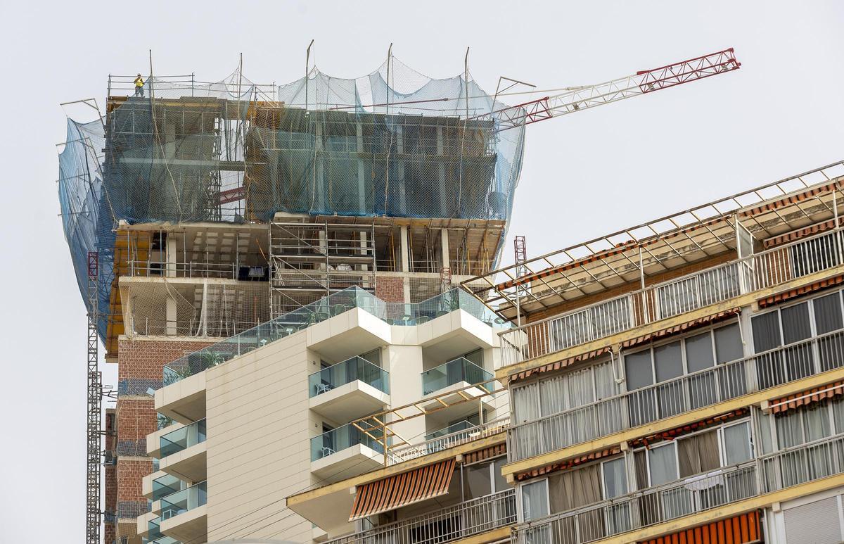 Un momento de las obras en las que se aprecian las nuevas alturas que llevan el complejo hotelero hasta los 102 metros.
