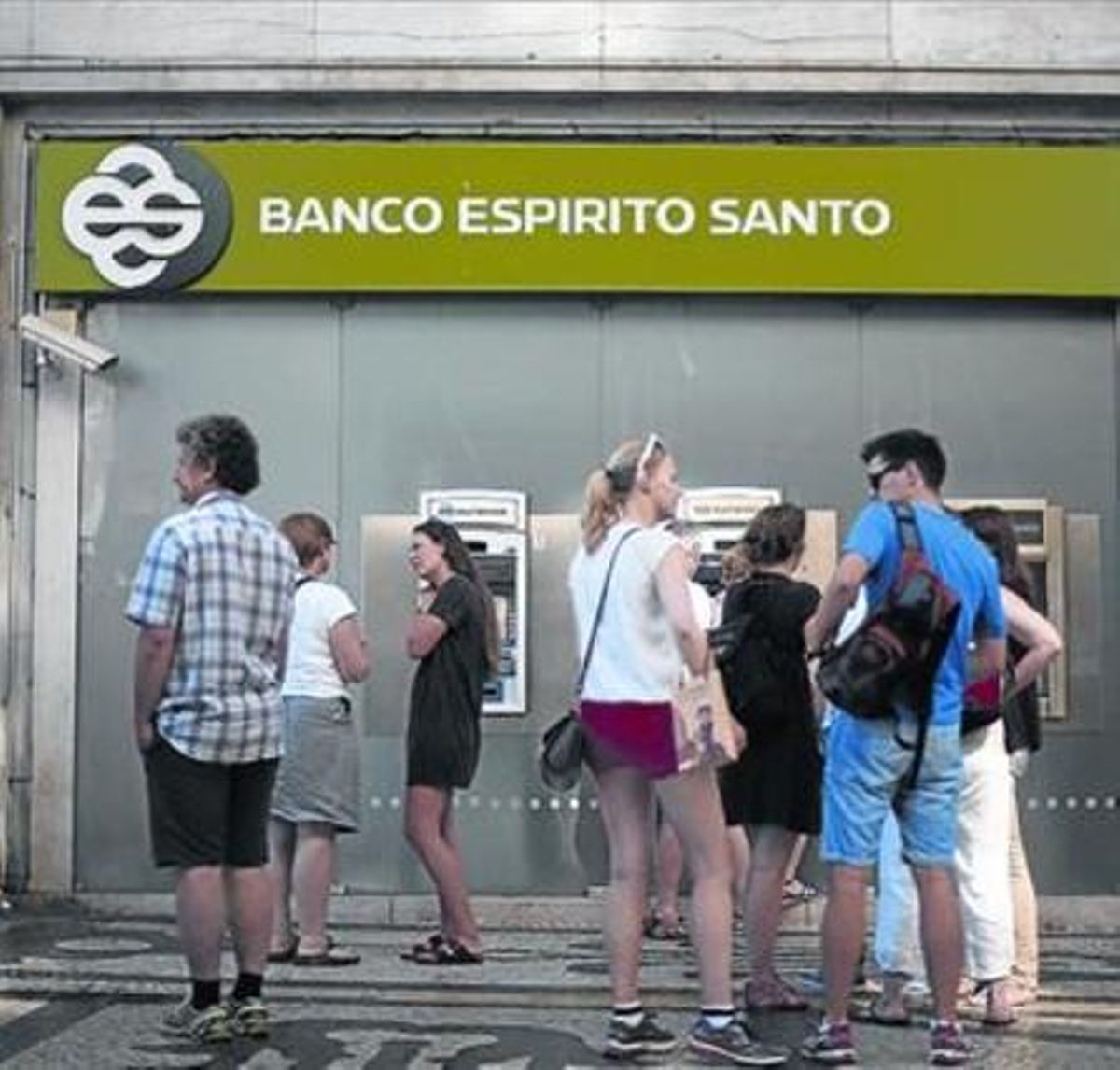 Clients davant d’uns caixers automàtics de Banco Espírito Santo. Clients davant d’uns caixers automàtics de Banco Espírito Santo.