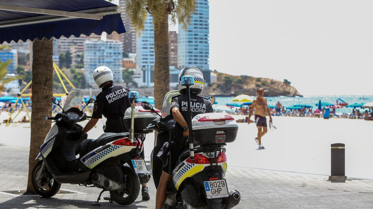 Policia Local en el paseo de la playa de Levante.