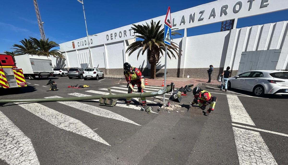 Bomberos del Consorcio de Seguridad y Emergencias de Lanzarote, el pasado lunes, junto al semáforo que tumbó un camión furgón en Arrecife